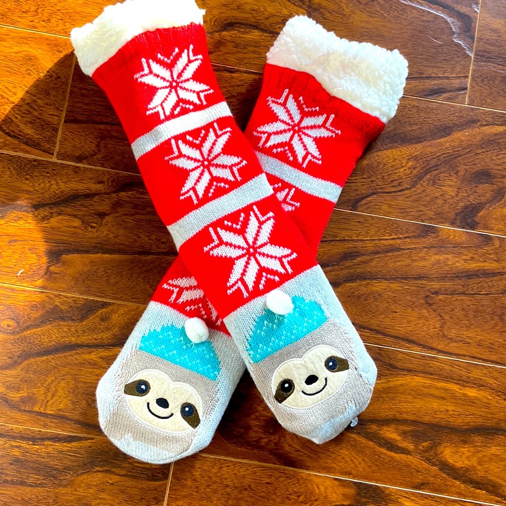 NWOT Absolutely cute snowflake printed grippy socks